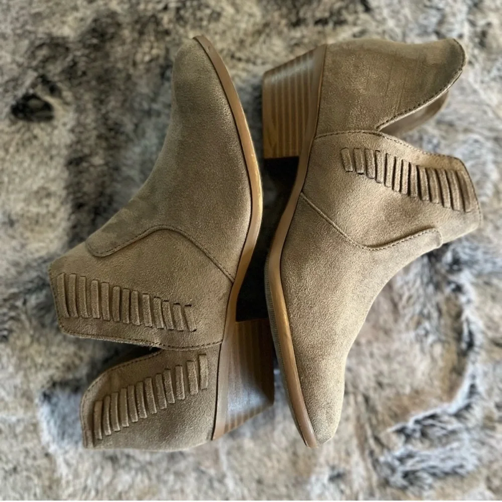 New Ankle Cut Boot Bootie by Soda Womens Size 8.5M Brown Faux Taupe Suede V Cut